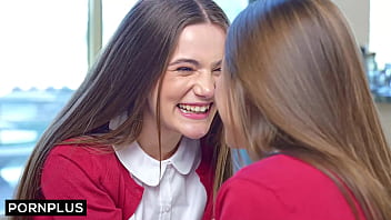 Лучшие подруги школьниц делятся членом и спермой