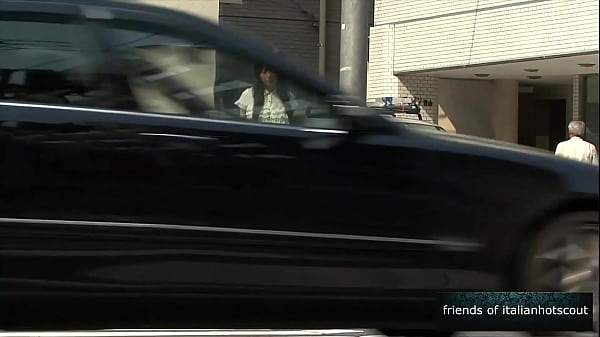 Горячую восточную девушку трахают два горячих парня