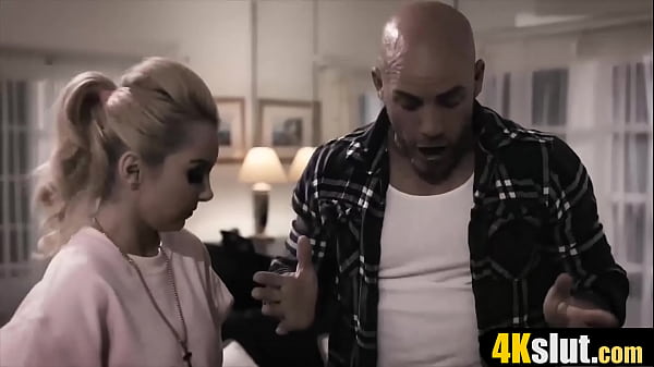 Возбужденный отчим грубо трахается в табу в тройничке