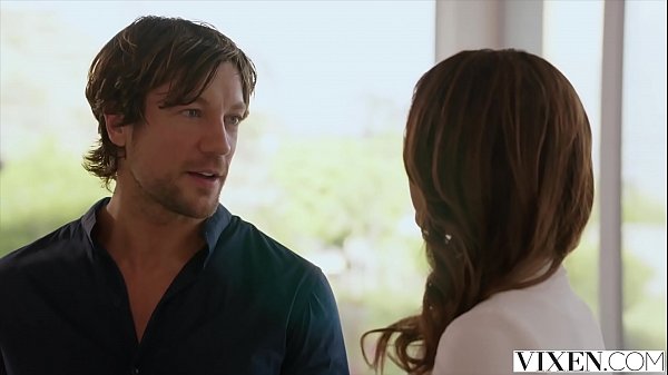 VIXEN Шаловливая помощница соблазняет босса в отпуске