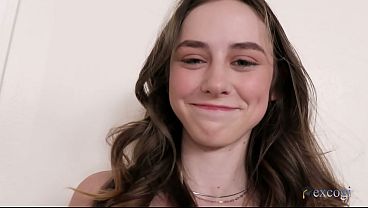 Миниатюрная и застенчивая новичка Дейзи пробует себя в порно