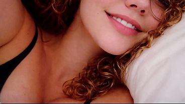 Брюнетка с огромными дойками трахается в попку